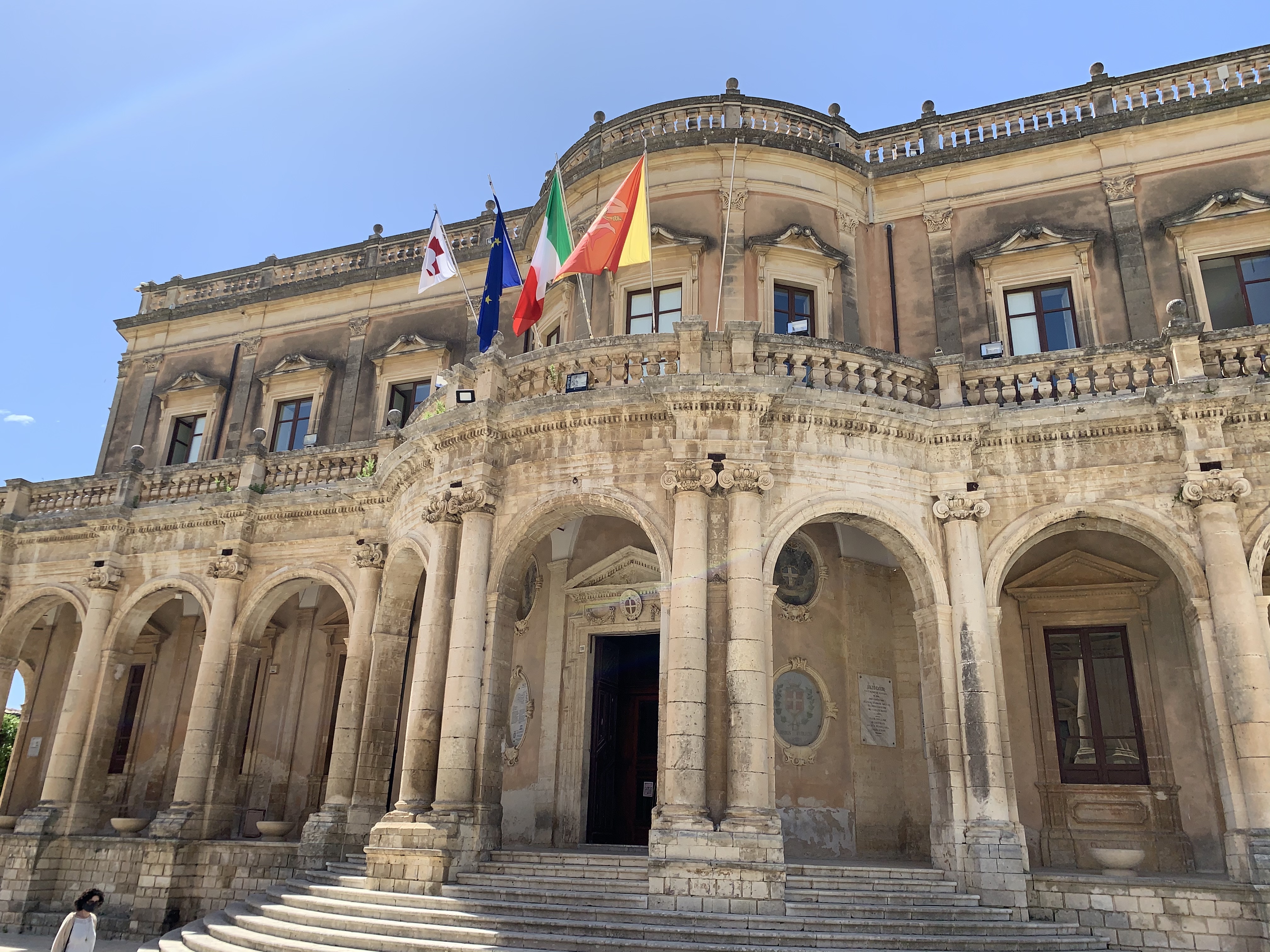 L'emblema della Croce Rossa Italiana sventola a Palazzo Ducezio