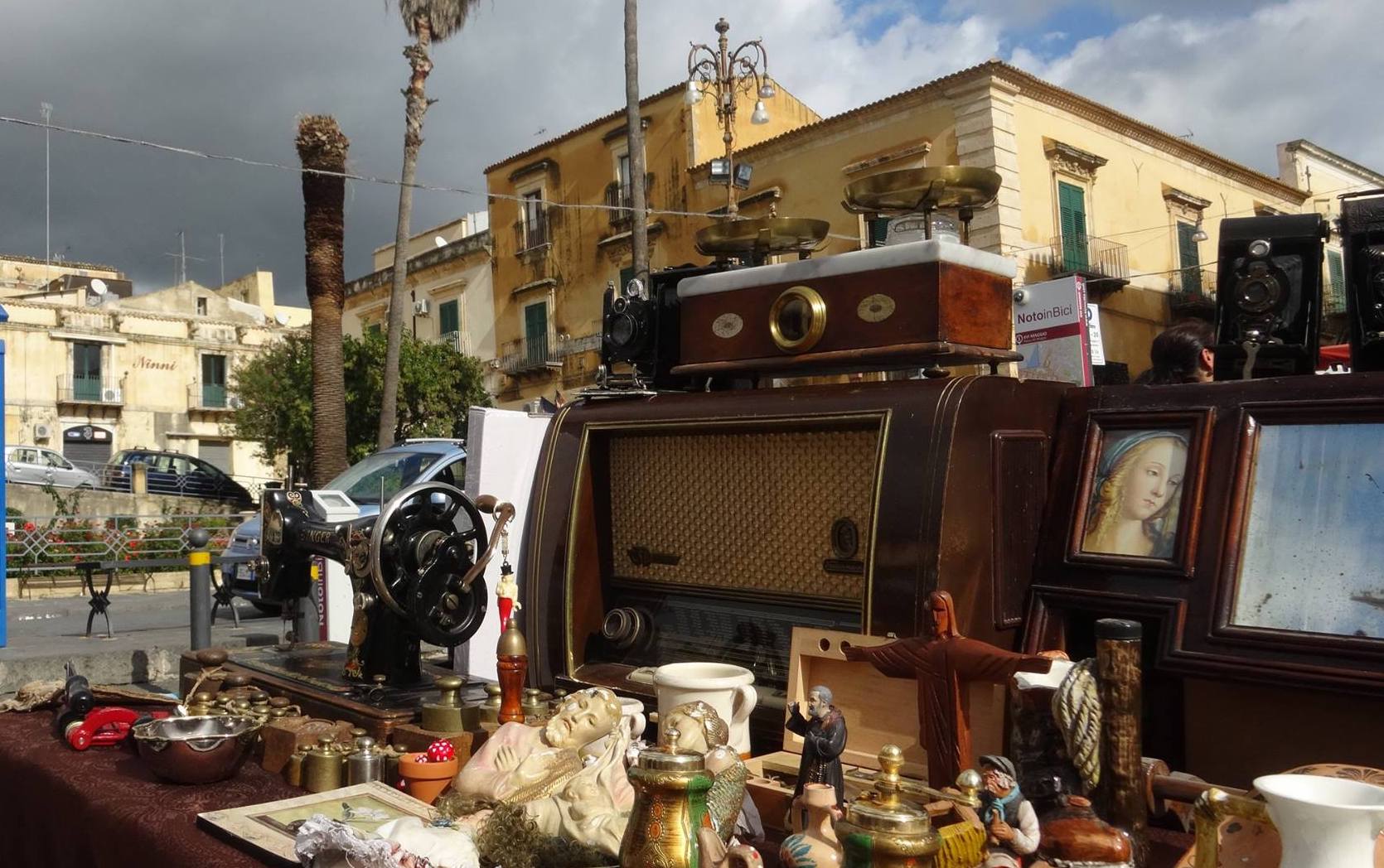 Riapre domenica 7 giugno il mercatino delle pulci in piazza xvi maggio
