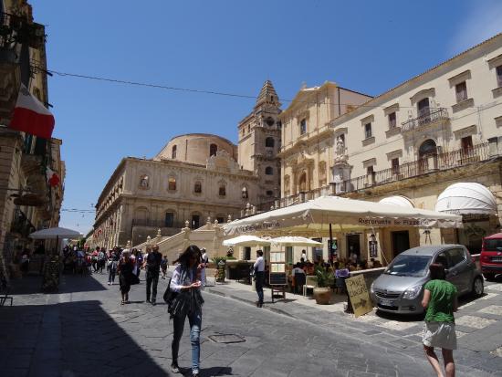 ATTIVITÀ COMMERCIALI, Sì ALLA RIAPERTURA NEI GIORNI FESTIVI E LA DOMENICA