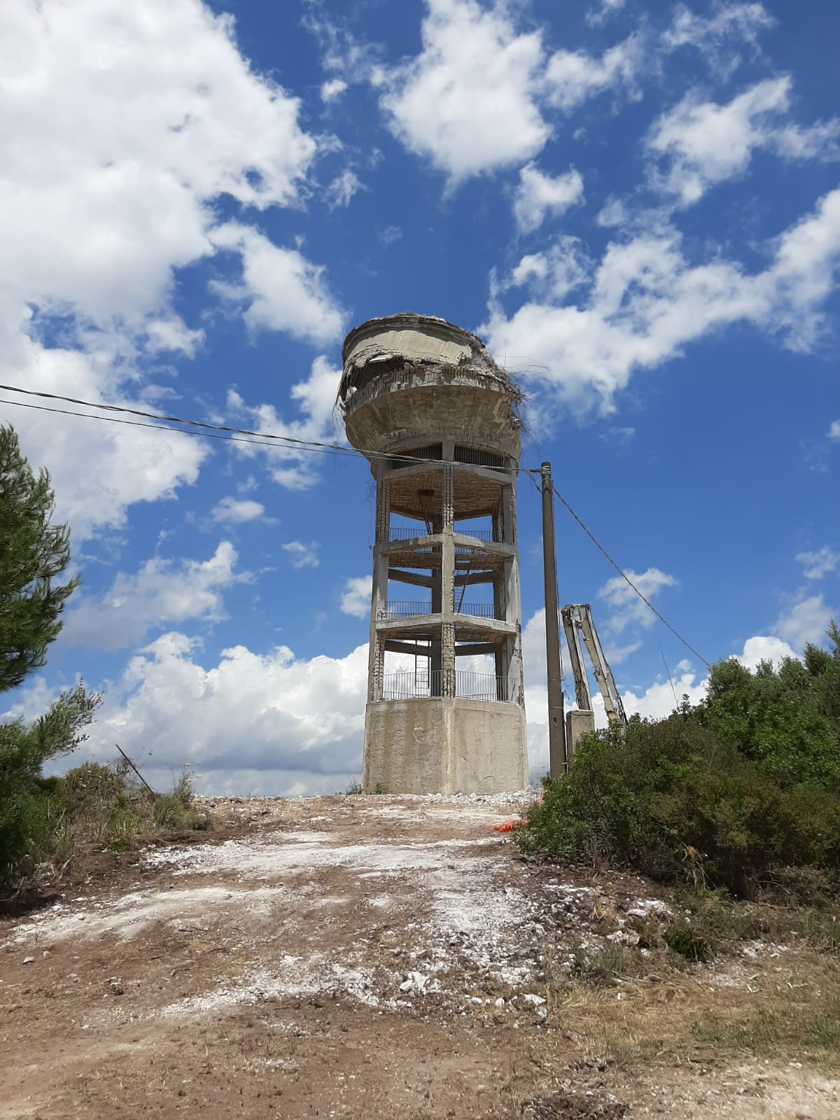 Testa dell'acqua, cominciati i lavori per abbattere il serbatoio comunale