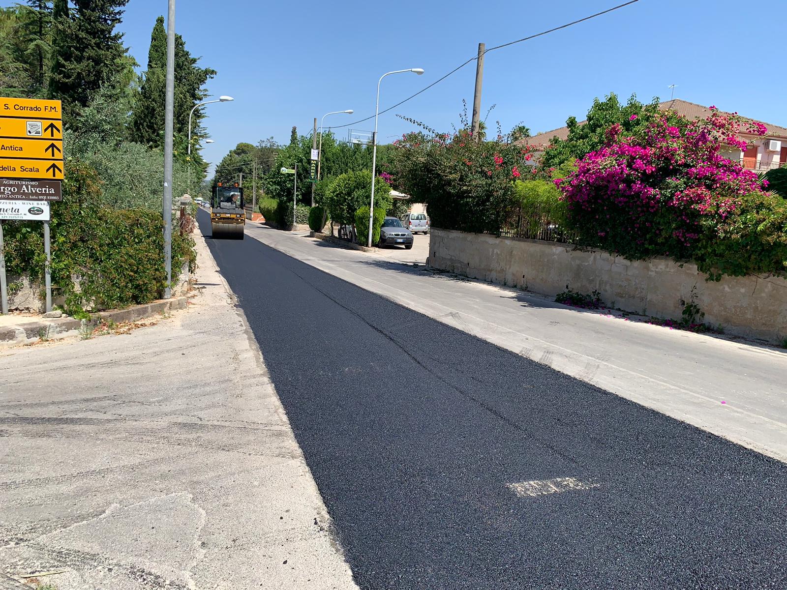 Nuovo asfalto sulla Ss287,  lavori in corso tra contrada San Giovanni e la frazione di San Corrado di Fuori