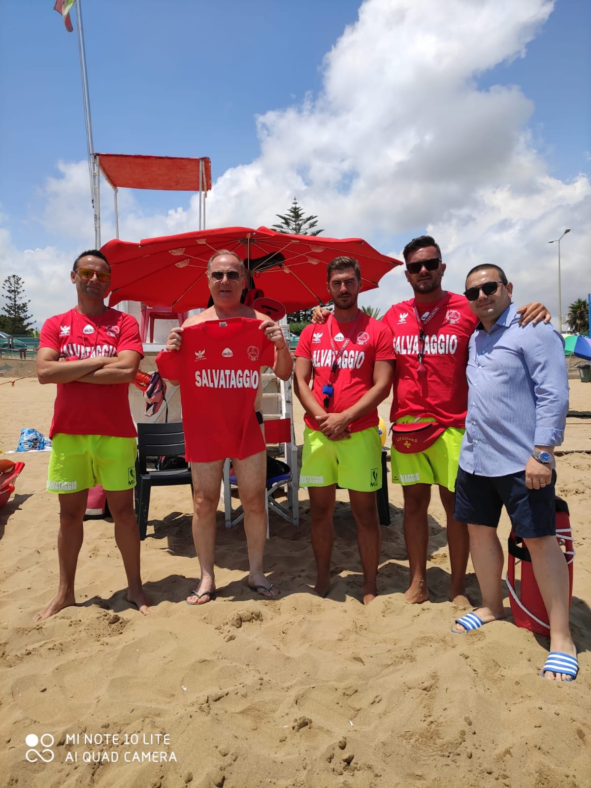 Le magliette rosse dell’Aido per i bagnini del progetto Spiagge Sicure