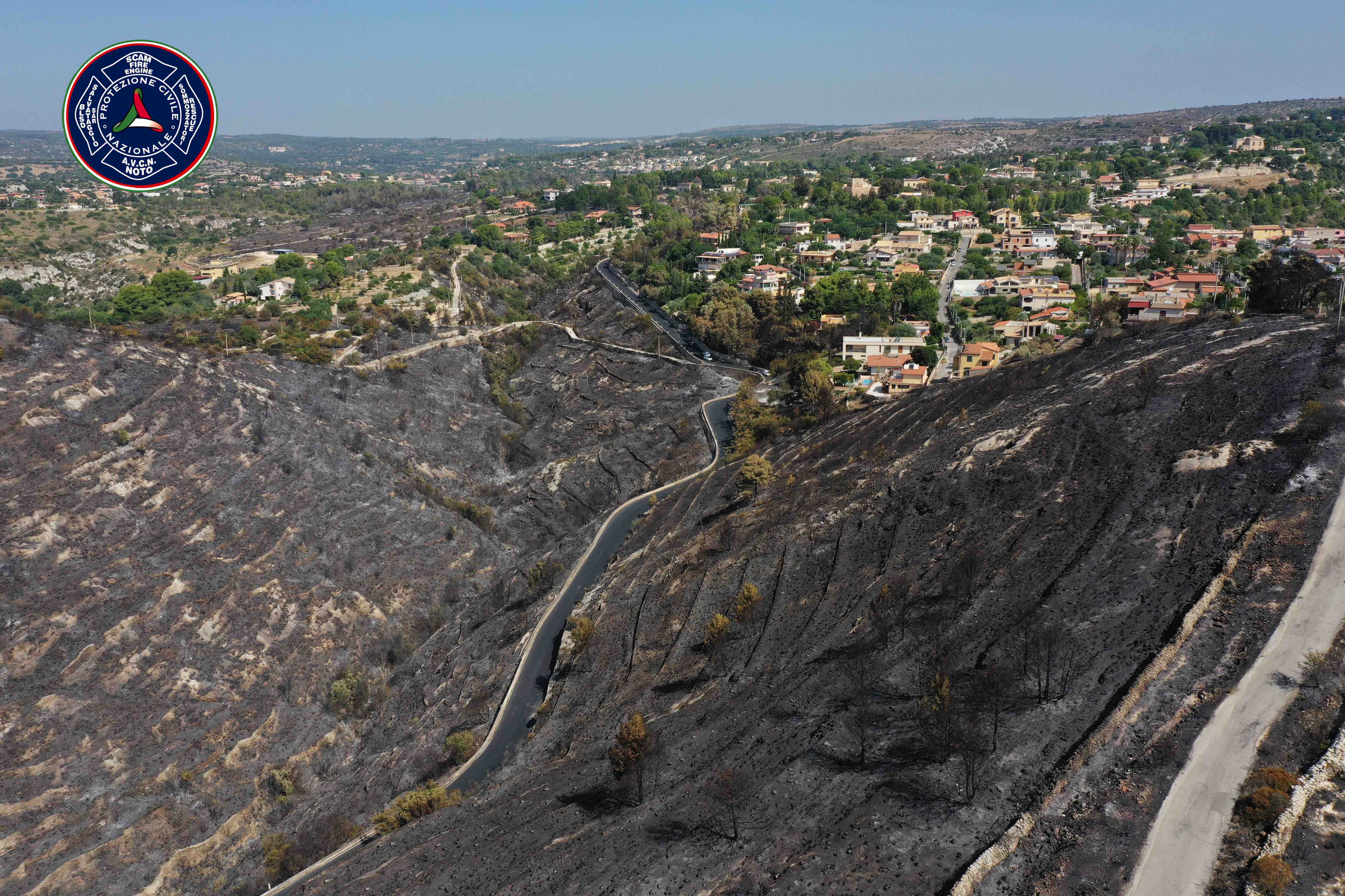 Sopralluogo con i droni dopo gli incendi di lunedì a San Corrado. Avviate verifiche sul rispetto dell'ordinanza su pulizia fondi incolti