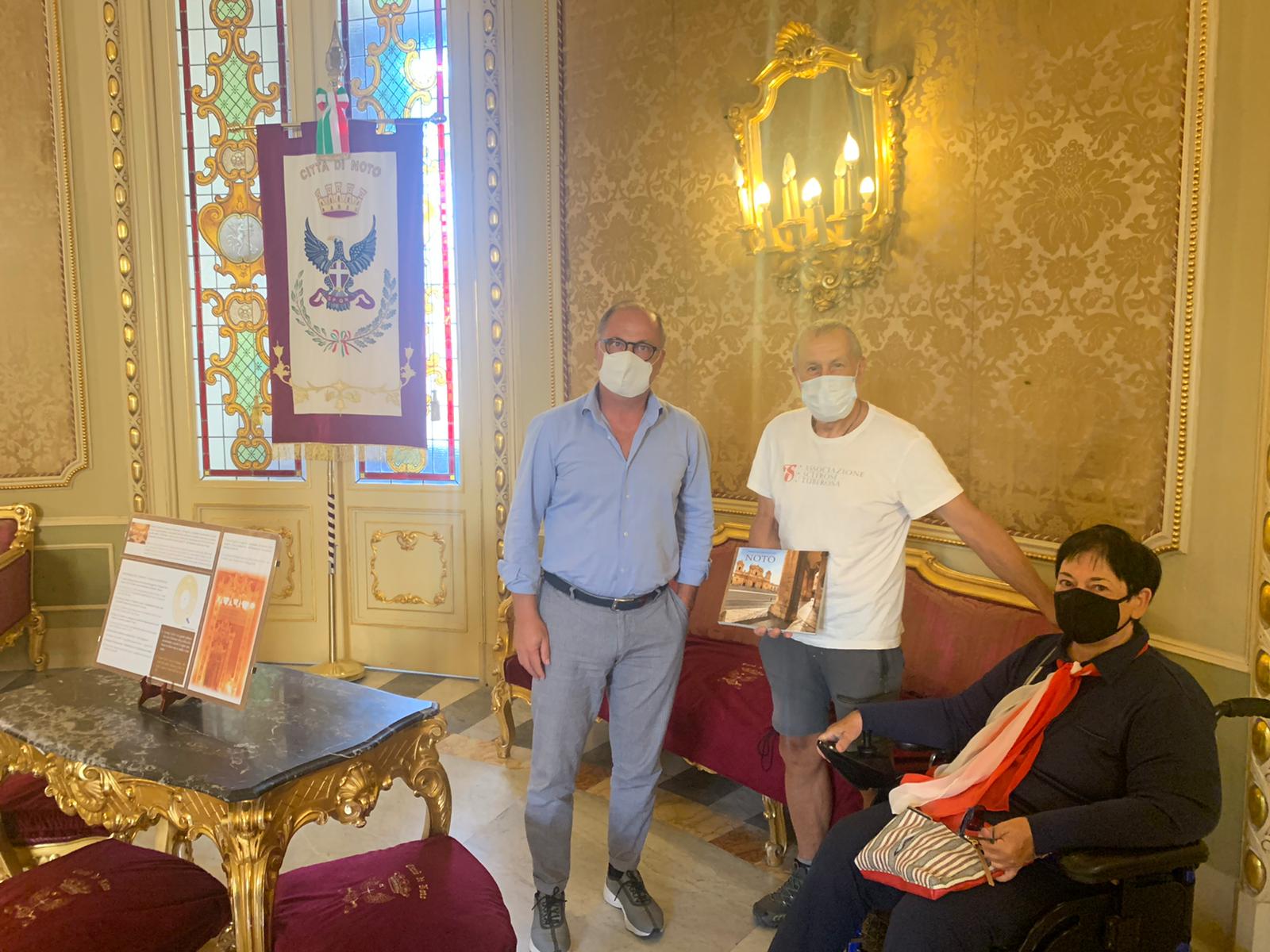 Una passeggiata lungo l'Italia per parlare della sclerosi tuberosa, stamattina Elio Brusumento accolto a Noto