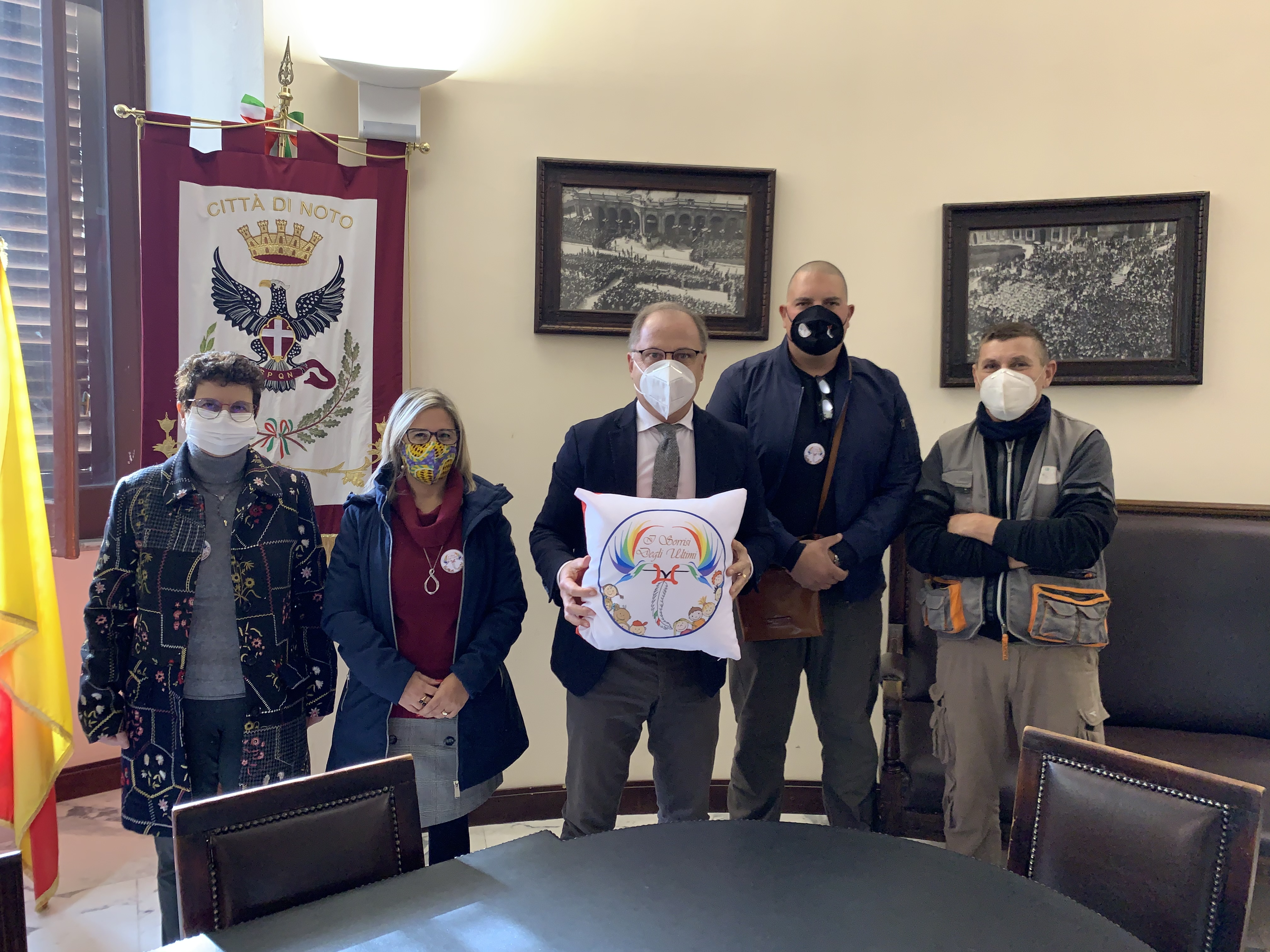A Palazzo Ducezio il “cuscino” dell’associazione I Sorrisi degli Ultimi