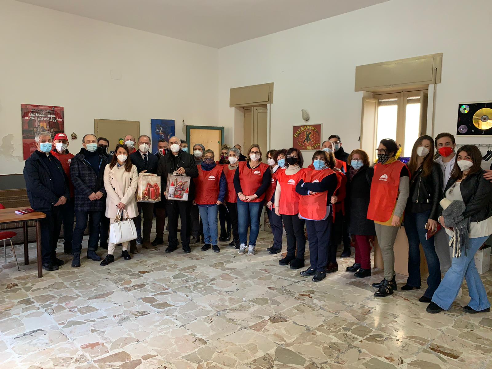 La Bottega Solidale, il senso di solidarietà di una comunità che cresce. In consegna i pacchi spesa natalizi