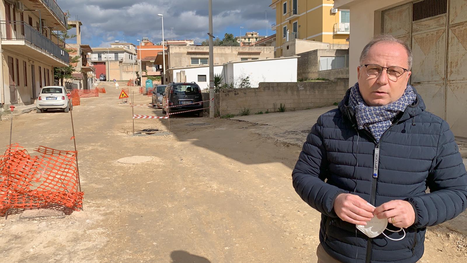 Sopralluogo in via Corrado Rizza, al via i lavori per la ripavimentazione stradale (VIDEO)