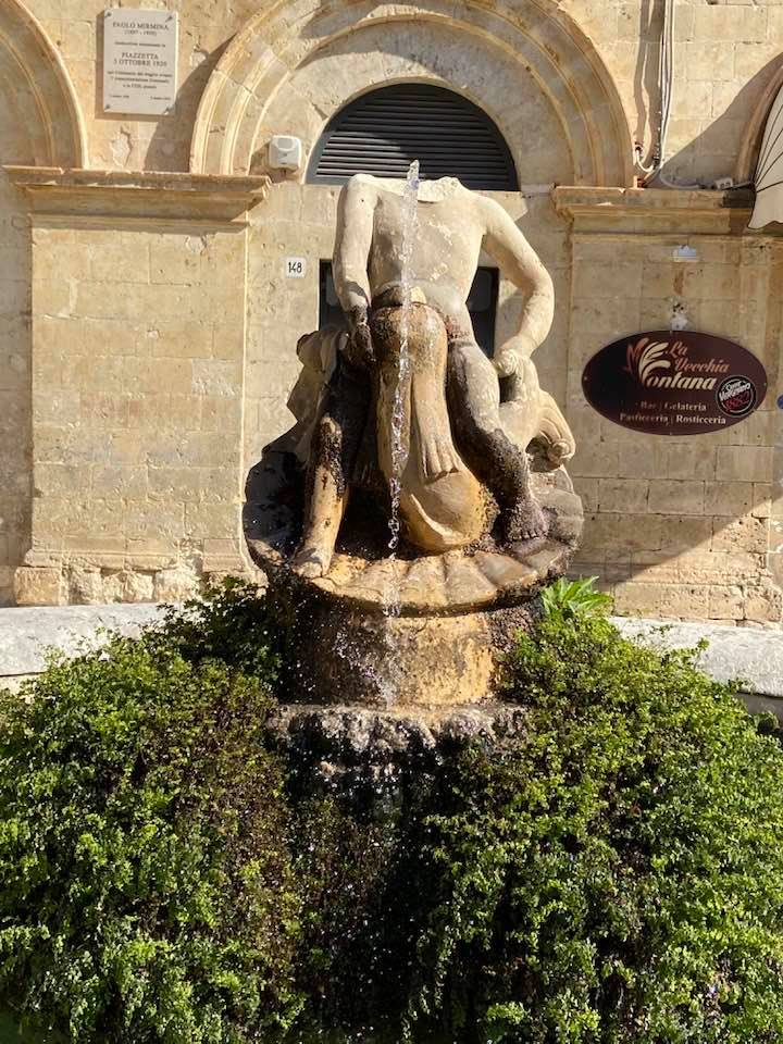 Fontana danneggiata, si sono autodenunciate le famiglie dei minorenni autori della bravata.