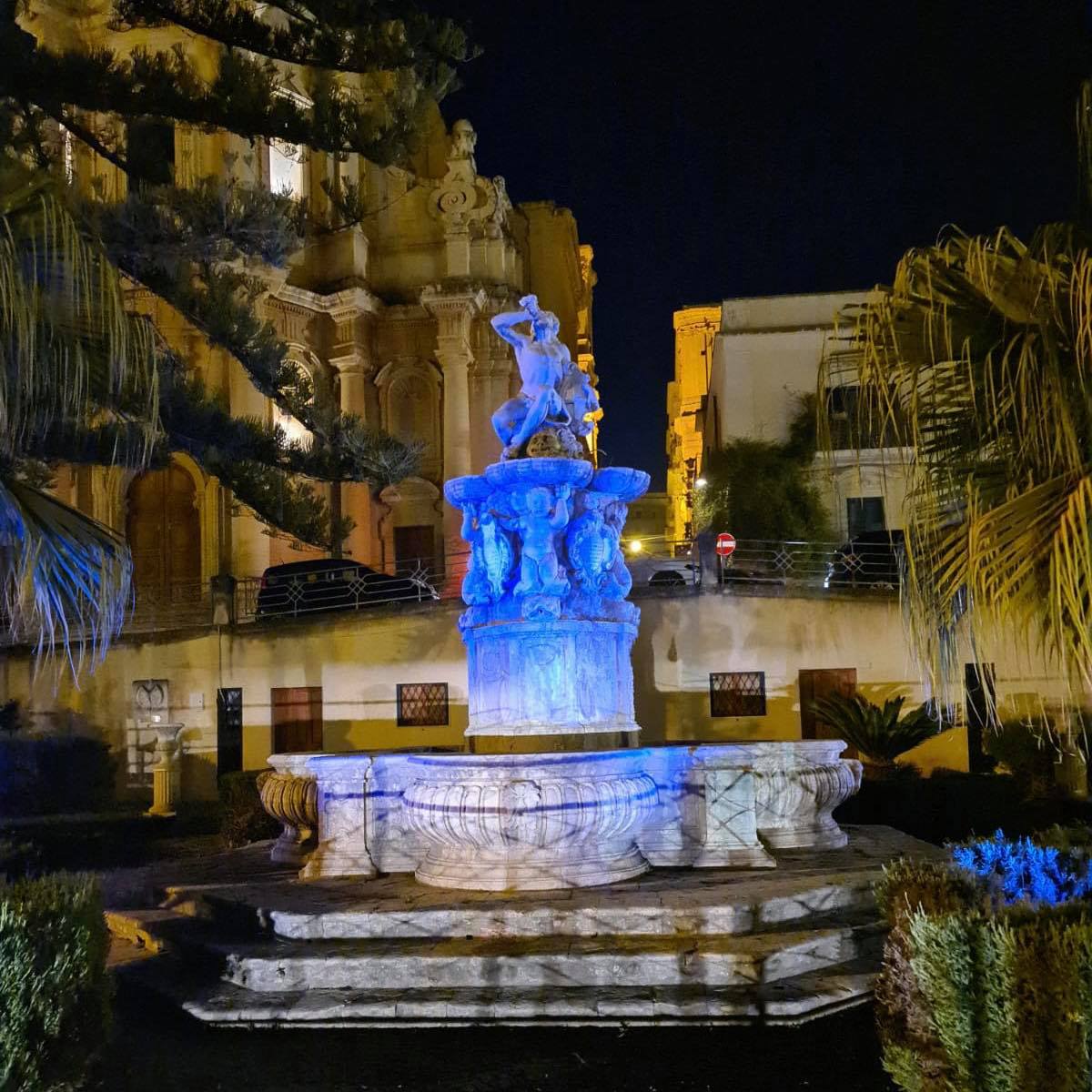 La Fontana di Ercole illuminata di blu per la Giornata Mondiale della consapevolezza sull’autismo