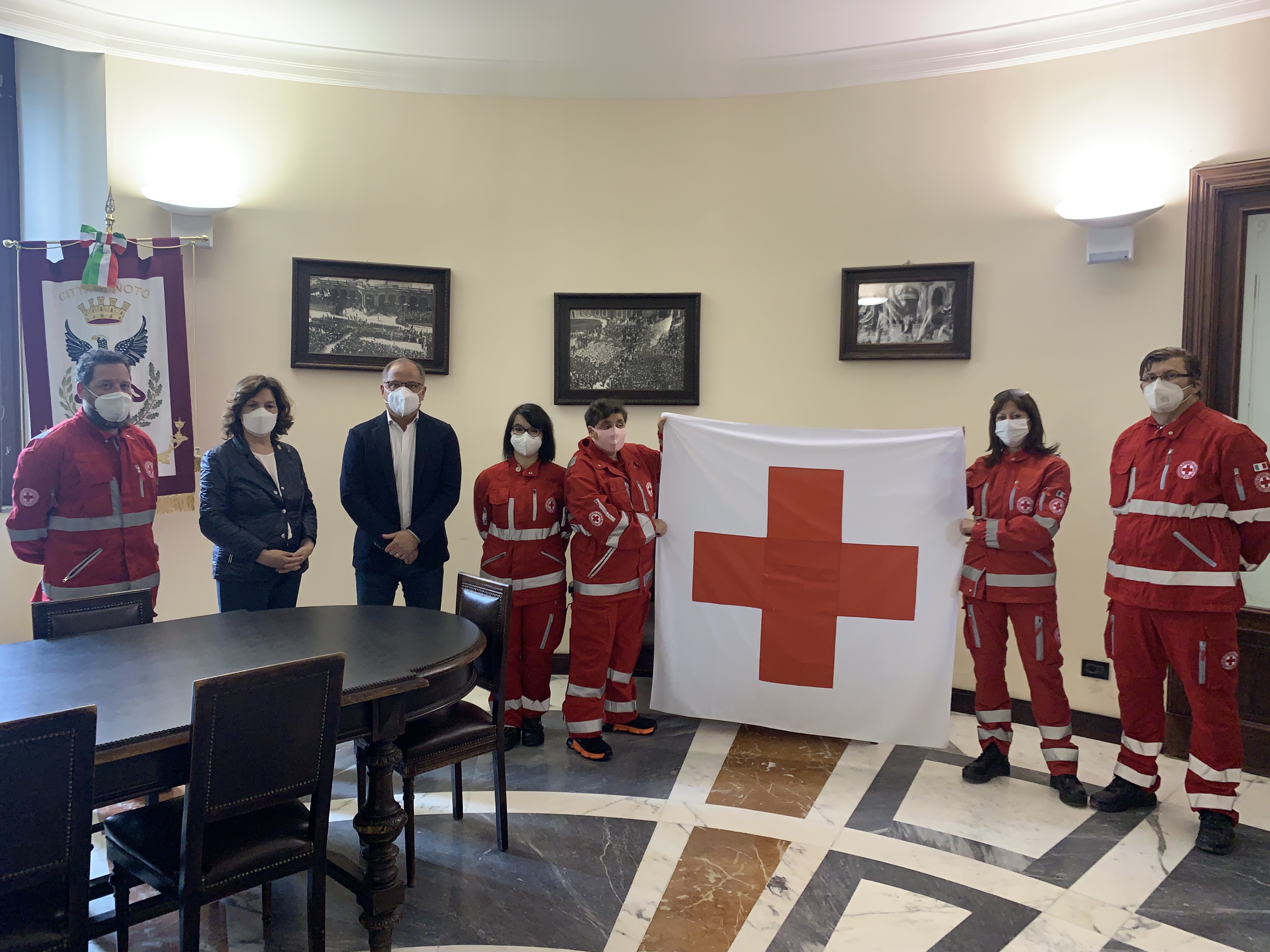 (VIDEO) Il sindaco Bonfanti riceve la bandiera della Croce Rossa Italiana. Sarà esposta a Palazzo Ducezio