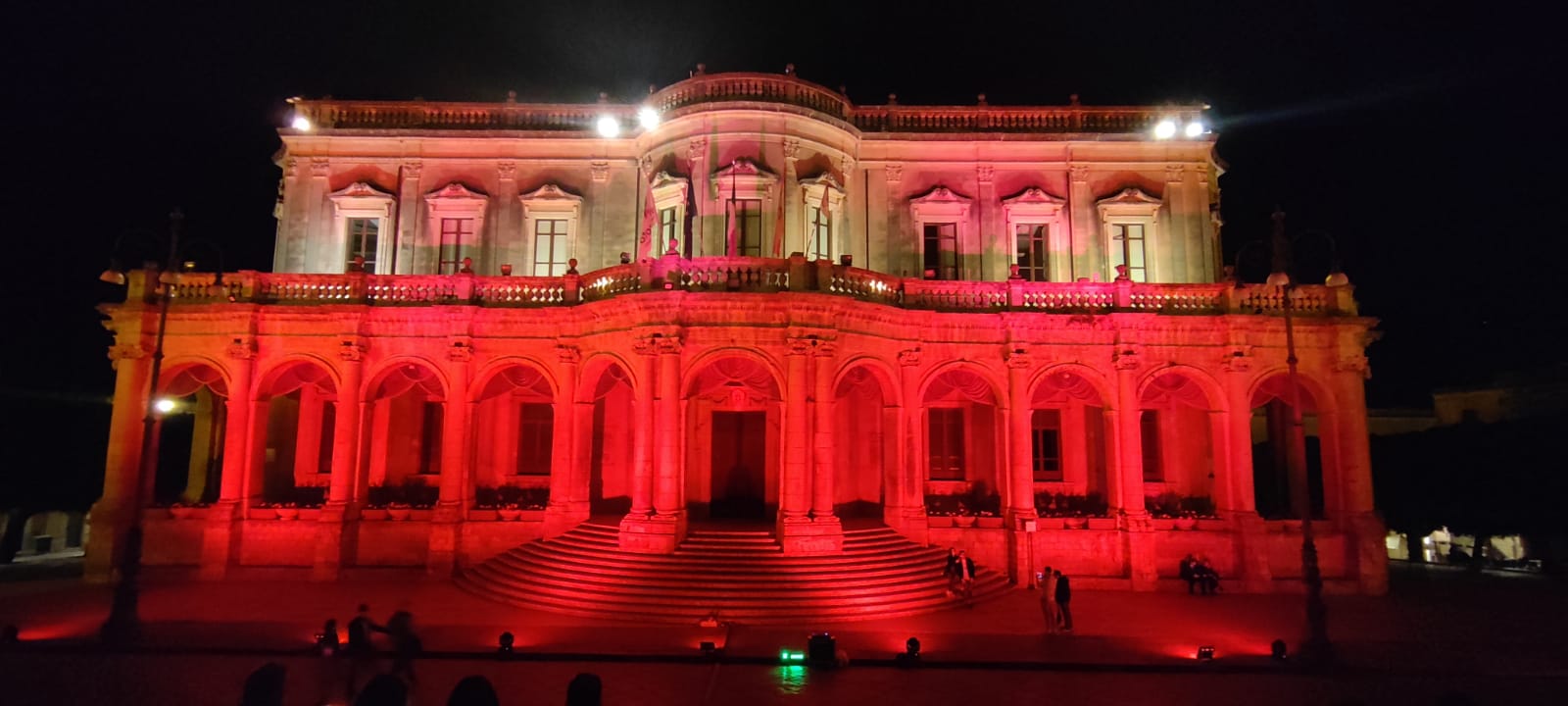 Palazzo Ducezio si illumina di rosso per la Giornata della Croce Rossa