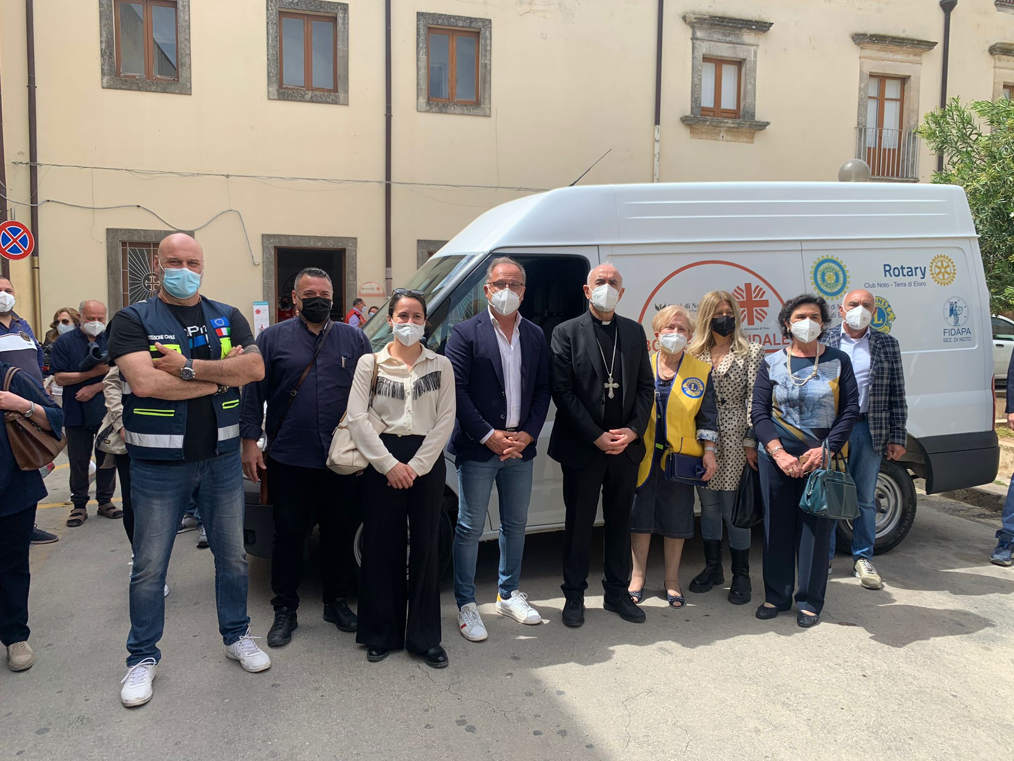 Un pulmino per la Bottega Solidale, il sindaco Bonfanti: "Ho visto crescere una comunità solidale"