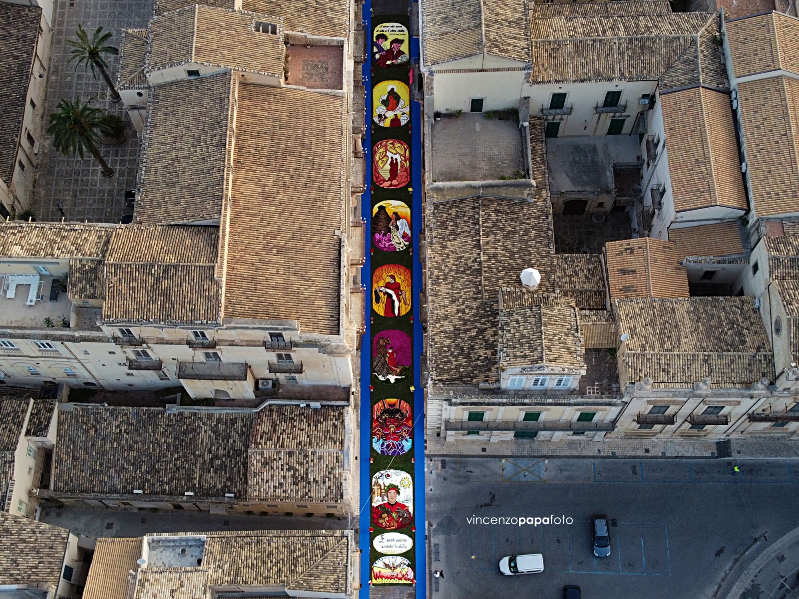 L'Infiorata dedicata a Dante è pronta. Il sindaco Bonfanti: "Simbolo di ripartenza". Gli appuntamenti on-line di oggi